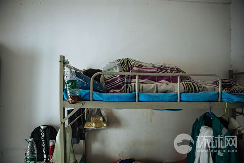 武漢富士康招聘現(xiàn)場(chǎng) 求職者冒雨排隊(duì)面試 住宿服務(wù)成關(guān)注焦點(diǎn)